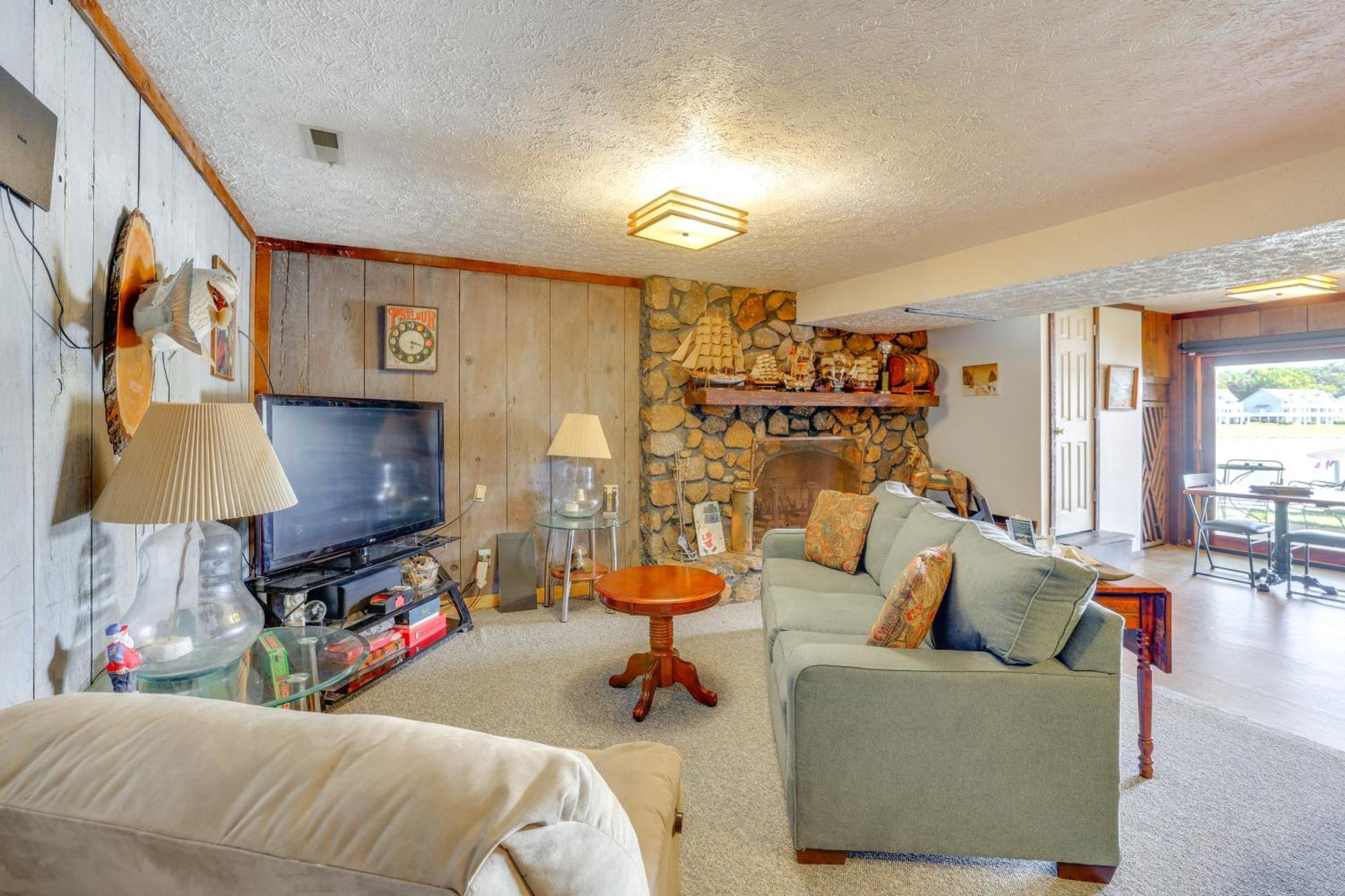 Smith Mountain Lake Retreat With Private Beach! Huddleston Kültér fotó